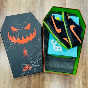 Nike SB Dunk Low Night of Mischief Halloween Special Box